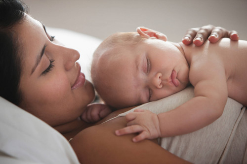 Baby_sleeping_mothers_breast