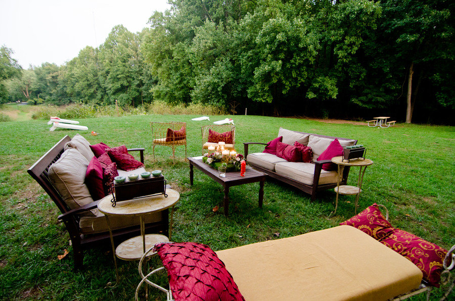 real-wedding-elegant-outdoor-lounge-area.original